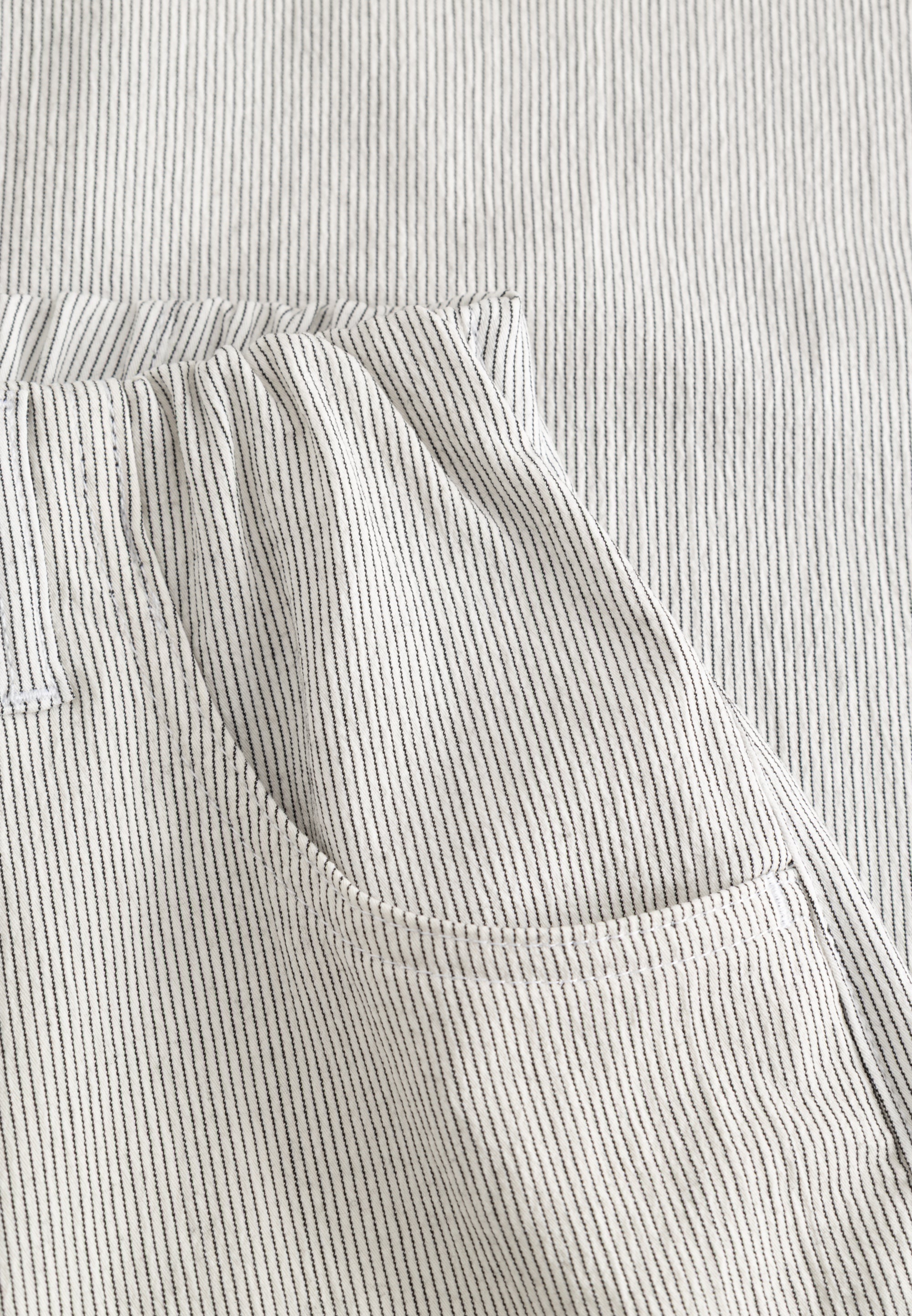 LAURIE Donna Loose Cropped Loose 10109 White pinstripe