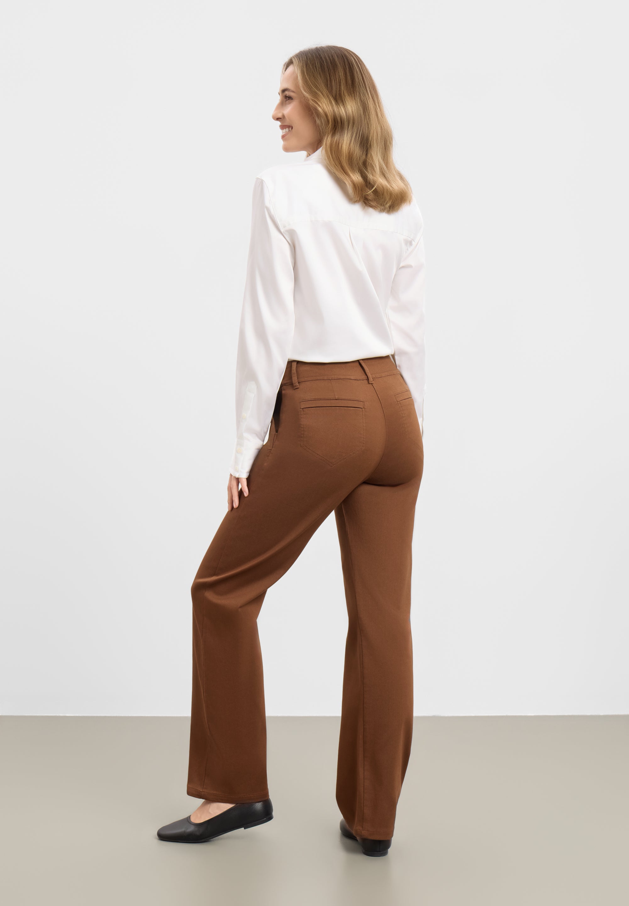LAURIE Gwen Straight - Medium Length Straight 87900 Downtown Brown