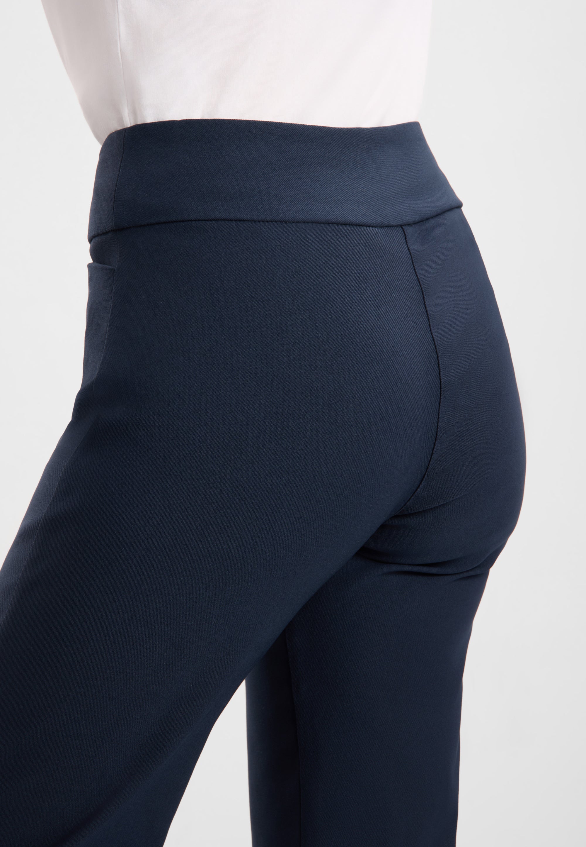 LAURIE Thea Straight - Medium Length Straight 49000 Navy