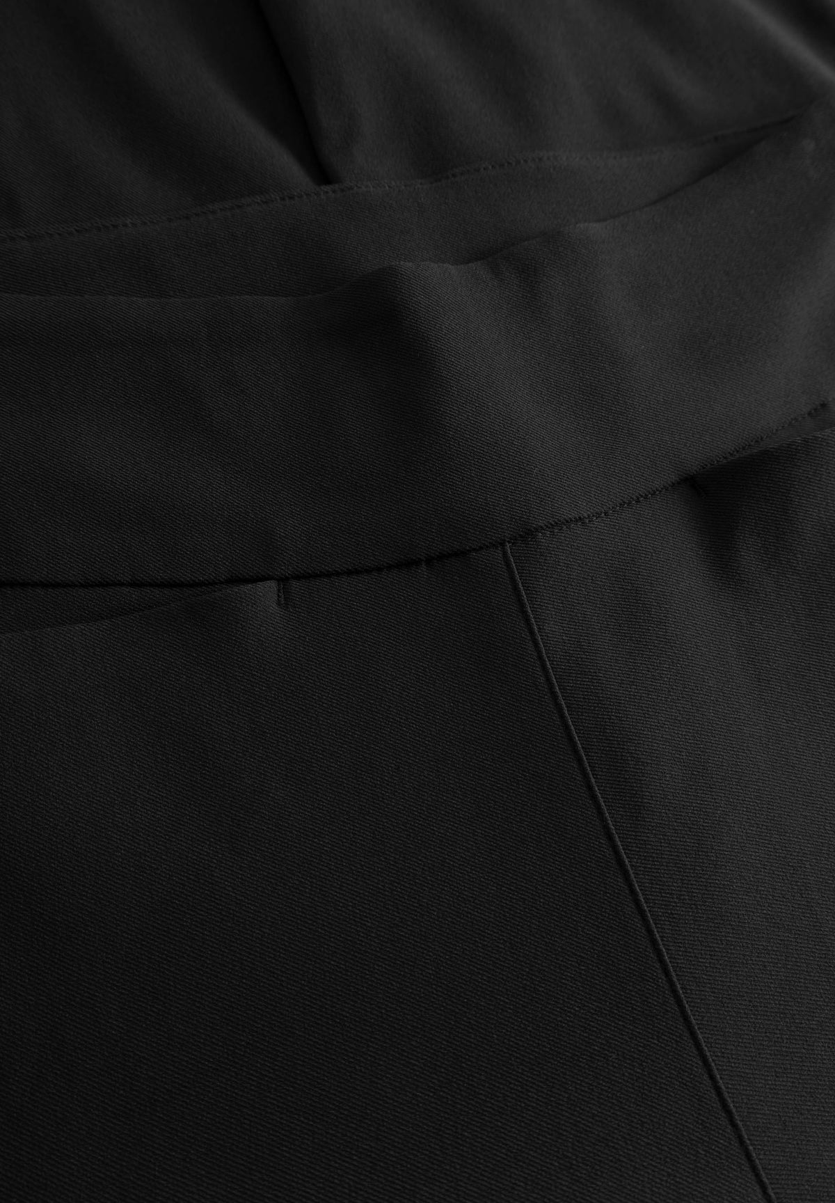LAURIE Thea Straight - Medium Length Straight 99000 Black