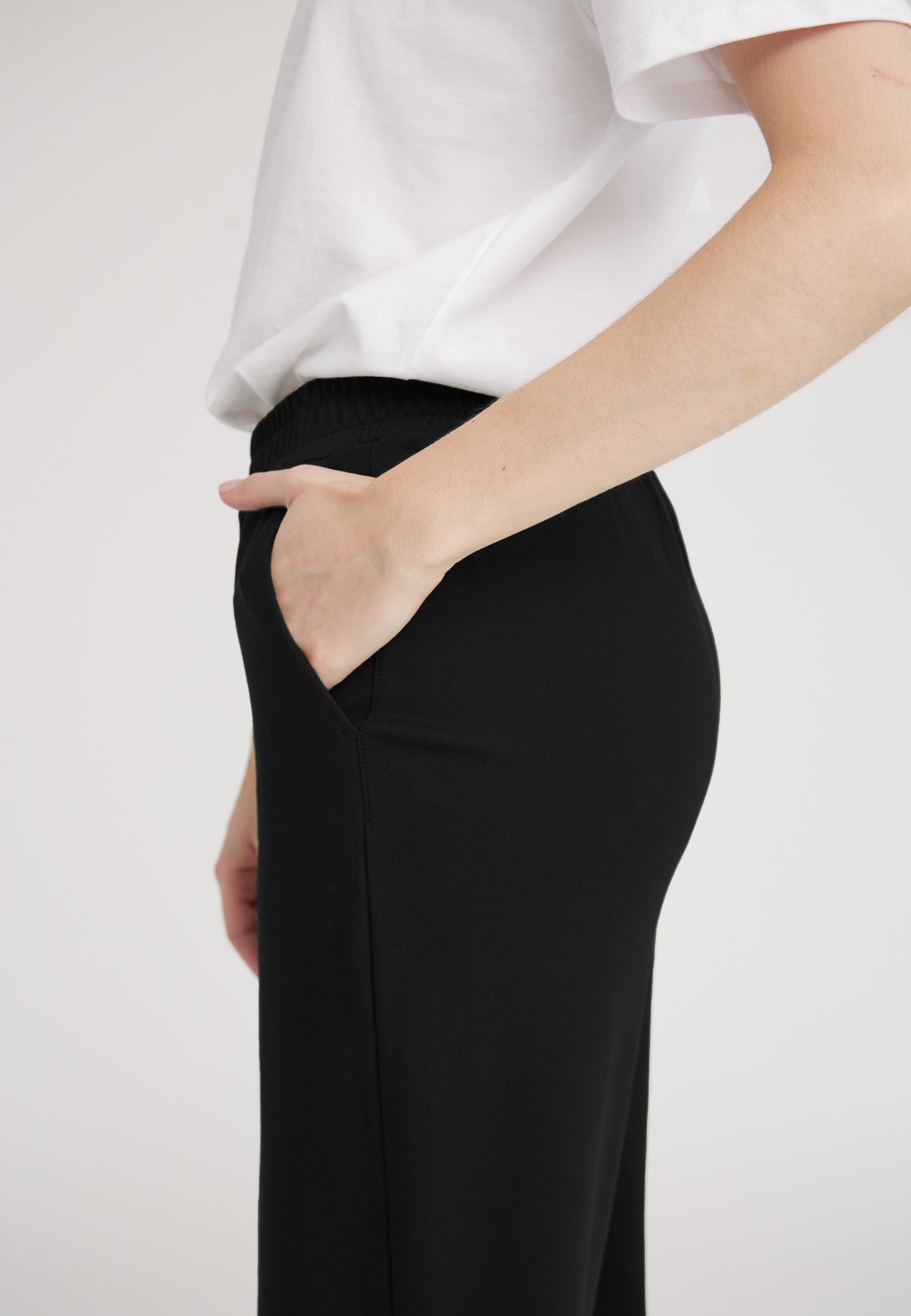 LAURIE Daisy Straight - Medium Length Straight 99000 Black