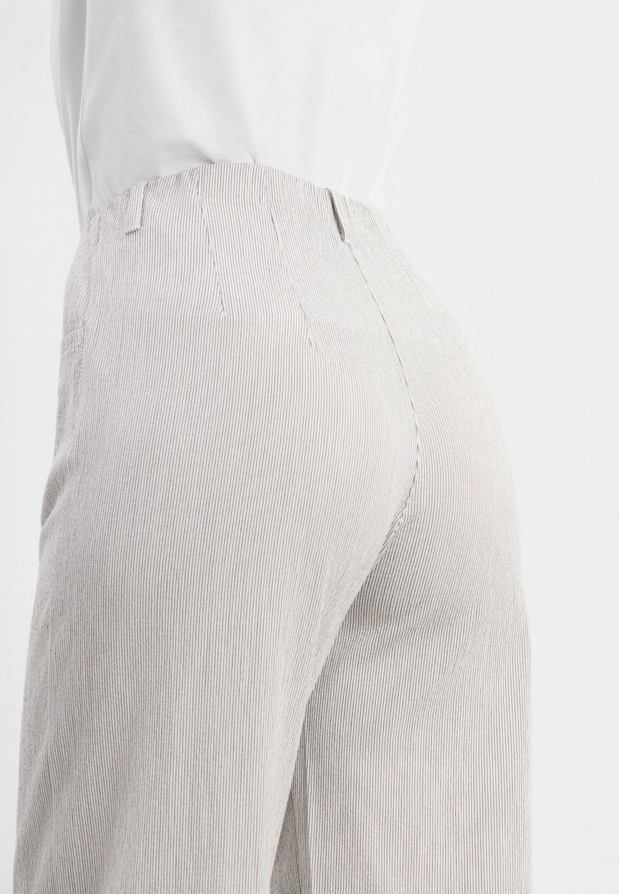 LAURIE Donna Loose Cropped Loose 10109 White pinstripe