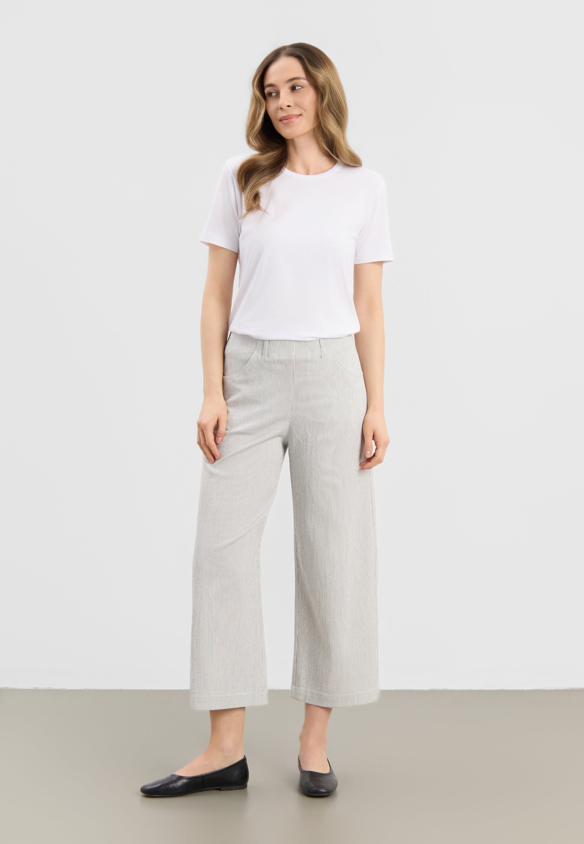 LAURIE Donna Loose Cropped Loose 10109 White pinstripe