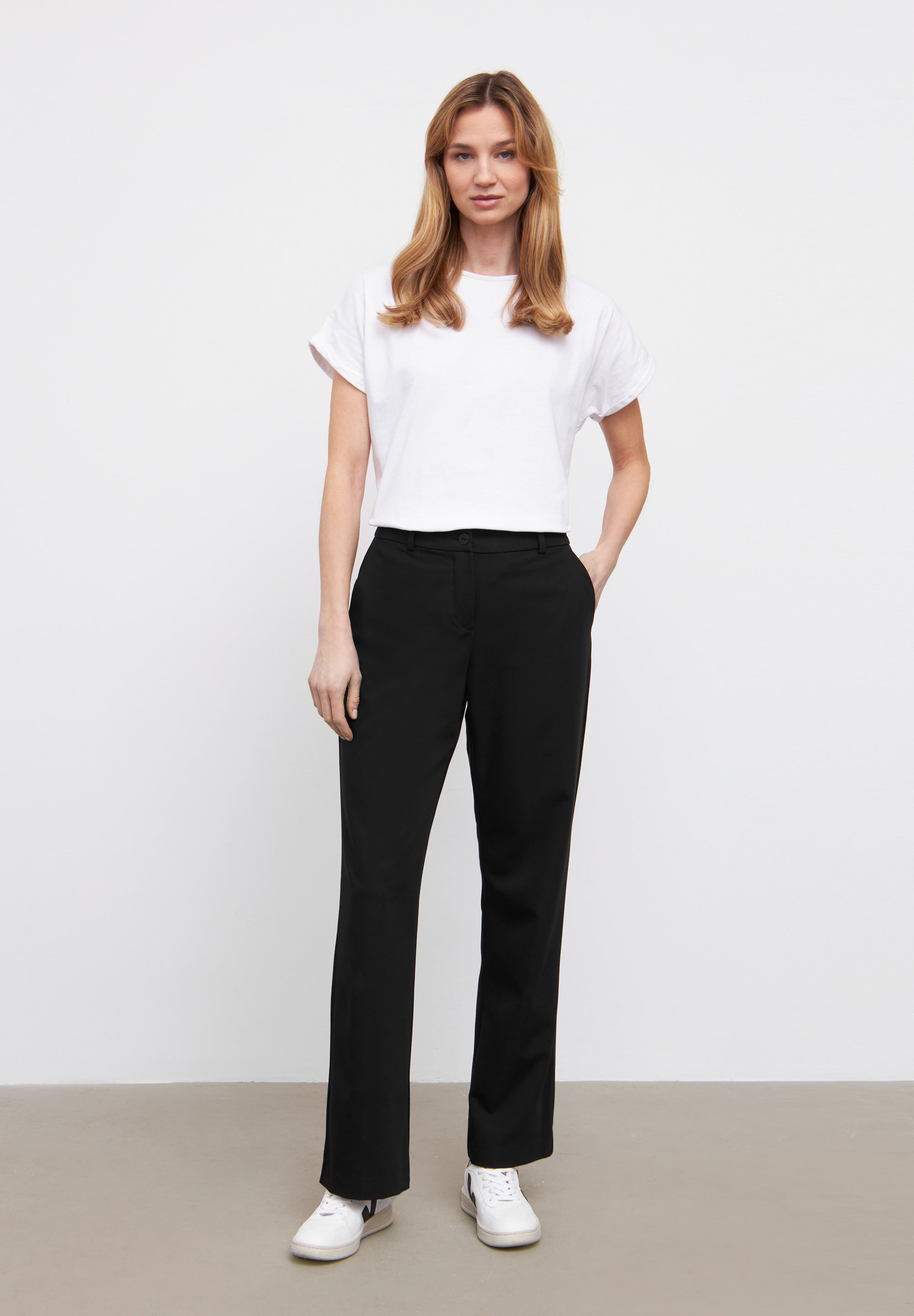 LAURIE Jo Straight Medium Length Straight 99000 Black