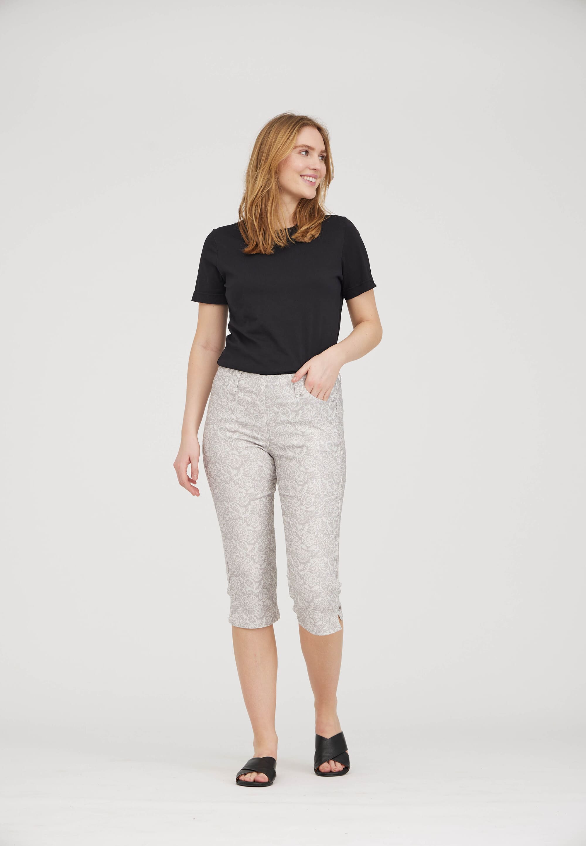 LAURIE Kelly Capri Short Length Regular 25015 Grey Sand Print