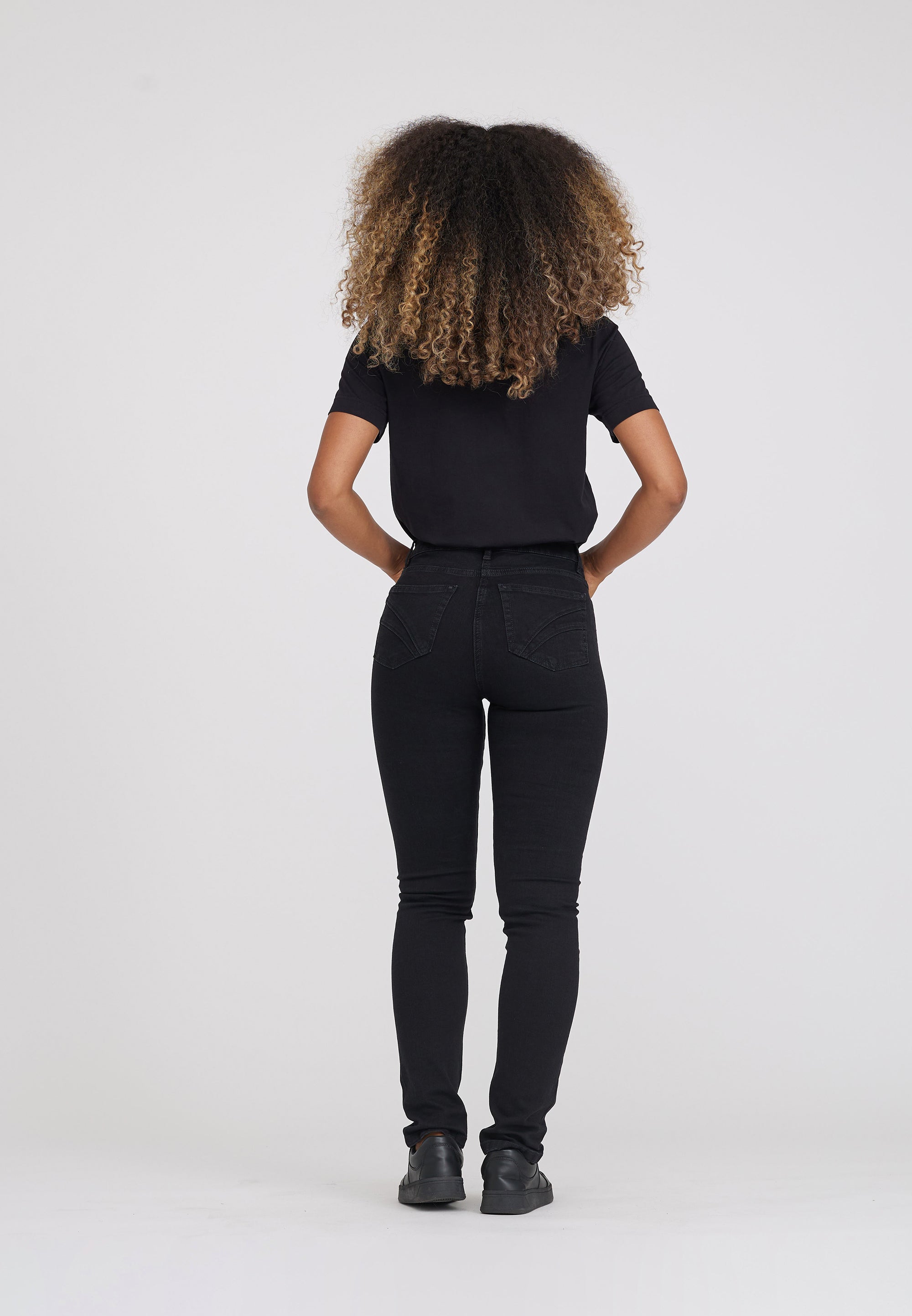 LAURIE  Laura Slim - Medium Length - Ecolabel Trousers SLIM 99520 Washed Black Denim