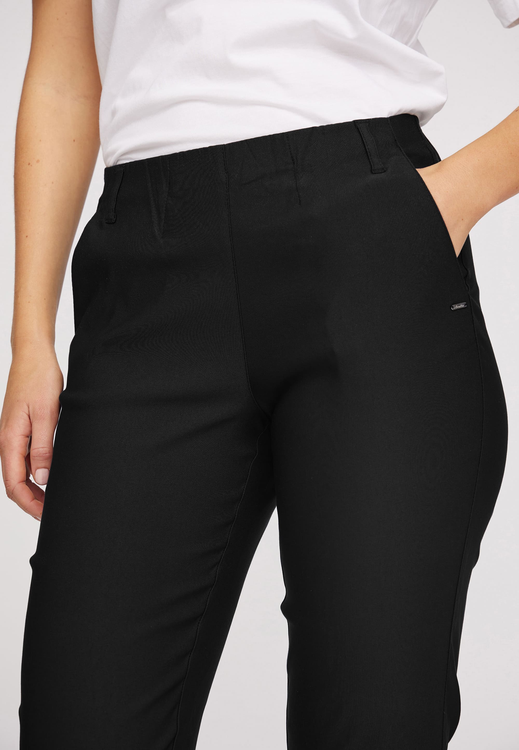LAURIE Taylor Regular Capri Medium Length Trousers REGULAR 99000 Black